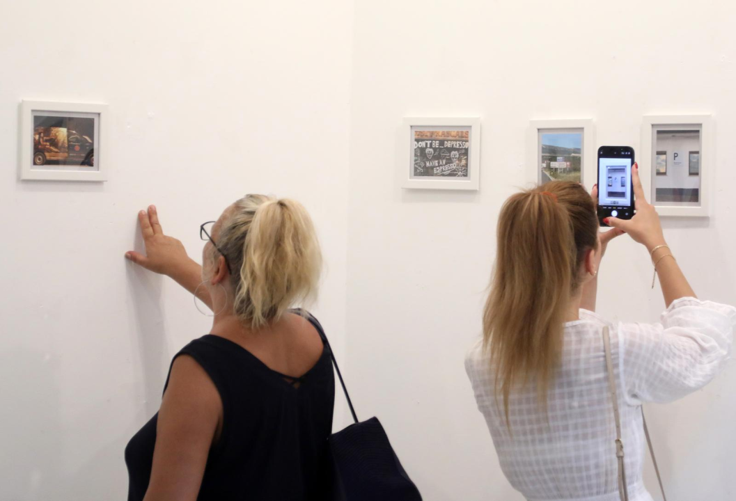 Otvorena izložba Duje Kodžomana, nastala je fotografiranjem gramatičkih i pravopisnih pogreški