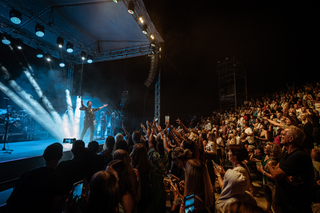 Parni Valjak raspjevao i rasplesao publiku na tvrđavi