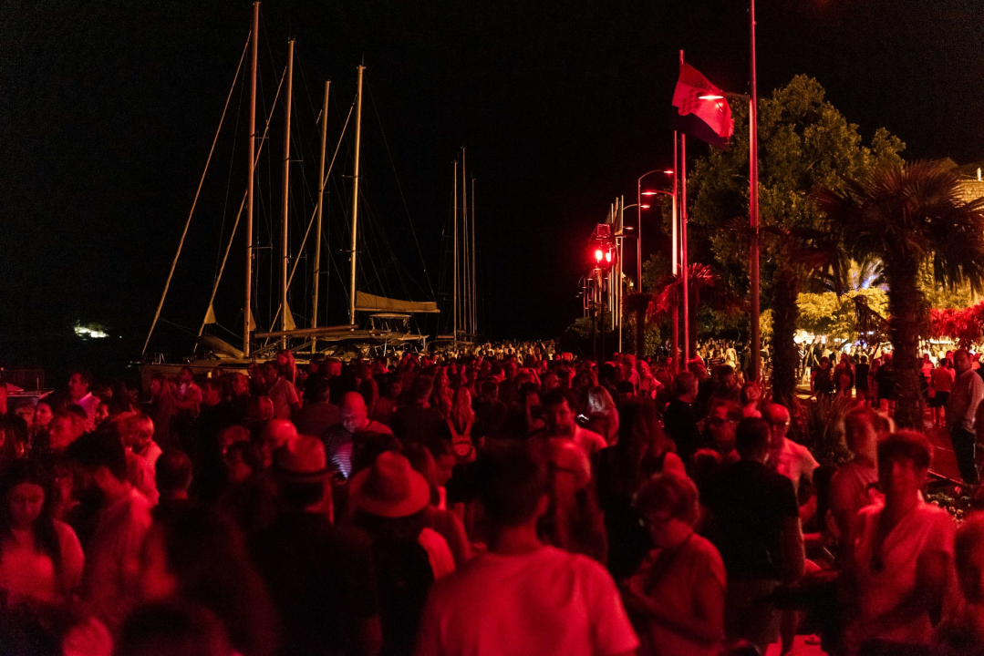 'Light is Life' upozorio na iskorištavanje planeta Zemlje: Šibenik obojan u crveno, a 4 tenora dali glazbeni doprinos