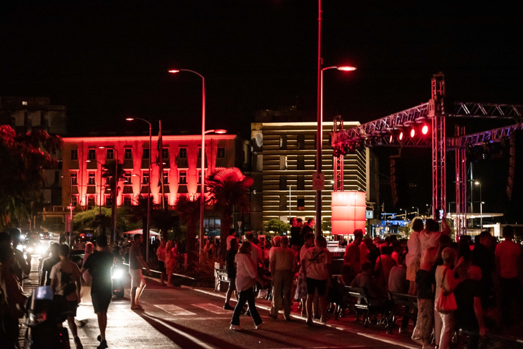 'Light is Life' upozorio na iskorištavanje planeta Zemlje: Šibenik obojan u crveno, a 4 tenora dali glazbeni doprinos
