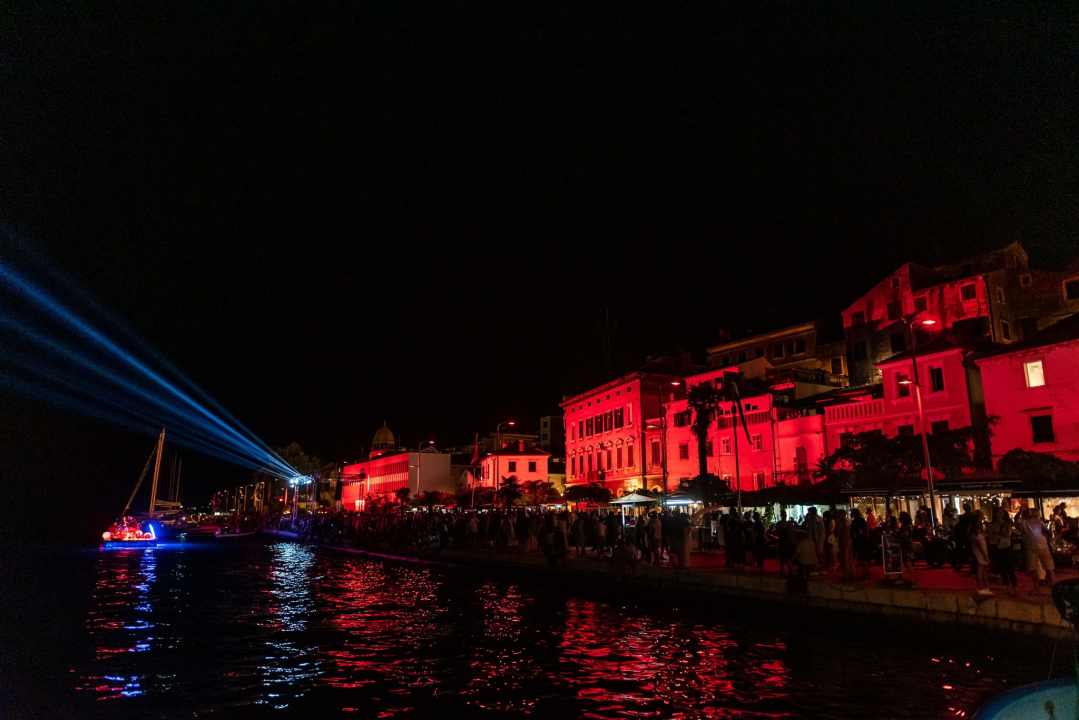 'Light is Life' upozorio na iskorištavanje planeta Zemlje: Šibenik obojan u crveno, a 4 tenora dali glazbeni doprinos