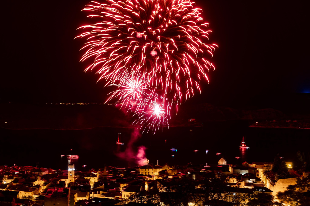 'Light is Life' upozorio na iskorištavanje planeta Zemlje: Šibenik obojan u crveno, a 4 tenora dali glazbeni doprinos