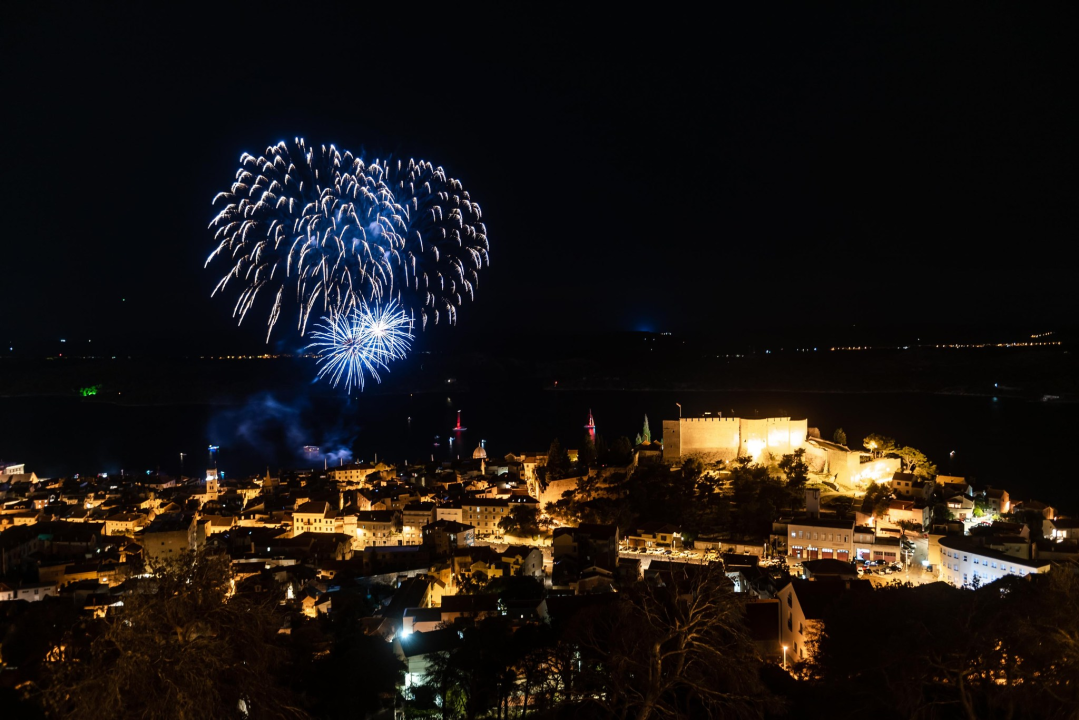'Light is Life' upozorio na iskorištavanje planeta Zemlje: Šibenik obojan u crveno, a 4 tenora dali glazbeni doprinos
