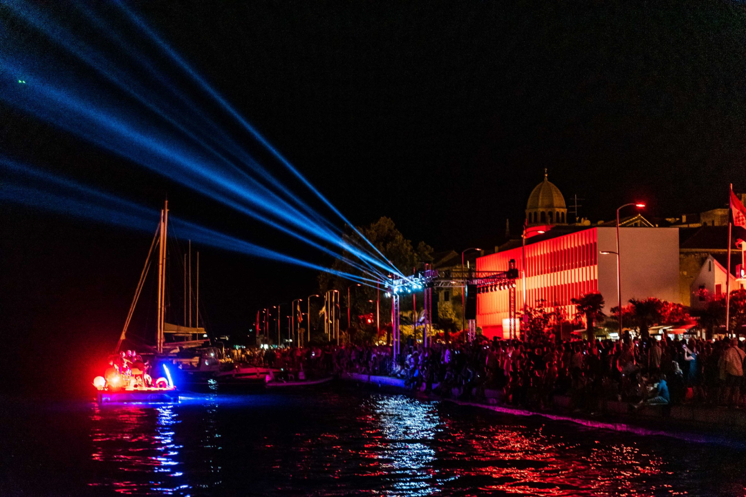 'Light is Life' upozorio na iskorištavanje planeta Zemlje: Šibenik obojan u crveno, a 4 tenora dali glazbeni doprinos