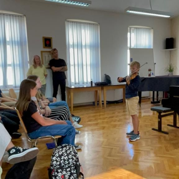 Ovo se zove poticaj! Maksim Mrvica posjetio učenike šibenske glazbene škole