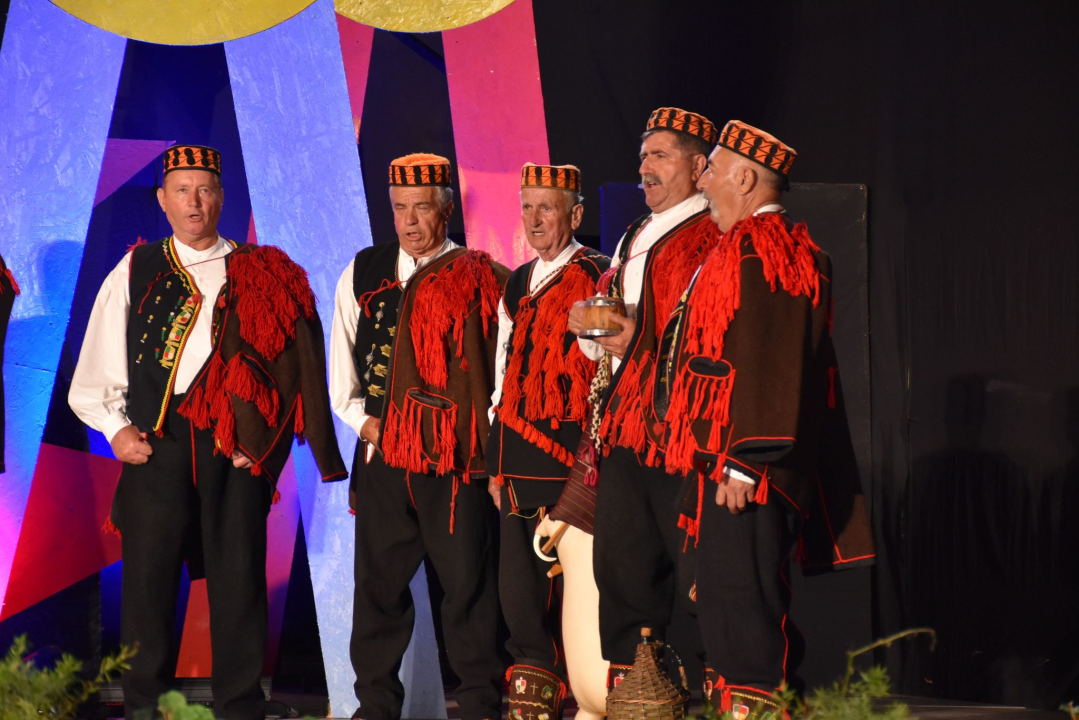 KUU Zvona Zagore na Vinkovačkim jesenima: Biralica uz diple, ojkavica, treskavica i kola po naški