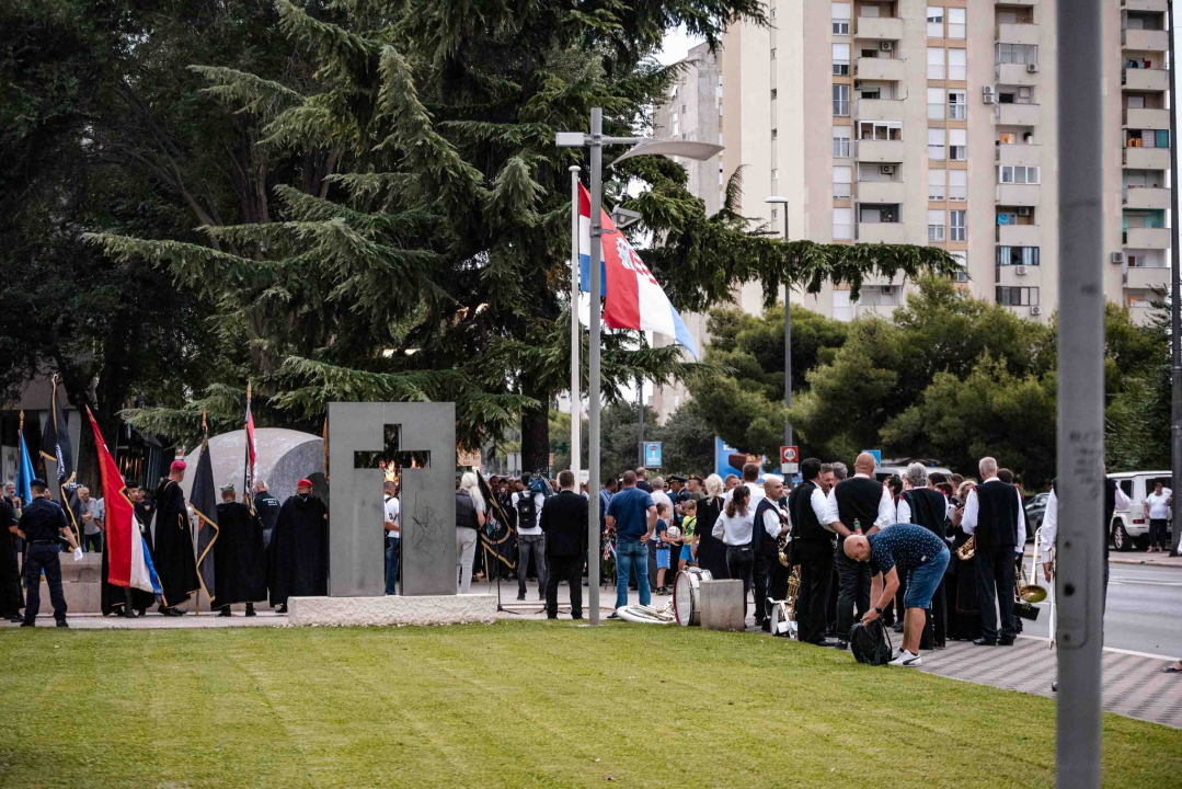 Unatoč prolomu oblaka, grmljavini i pljusku, Šibenčani pokazali koliko im znači Rujanski rat 