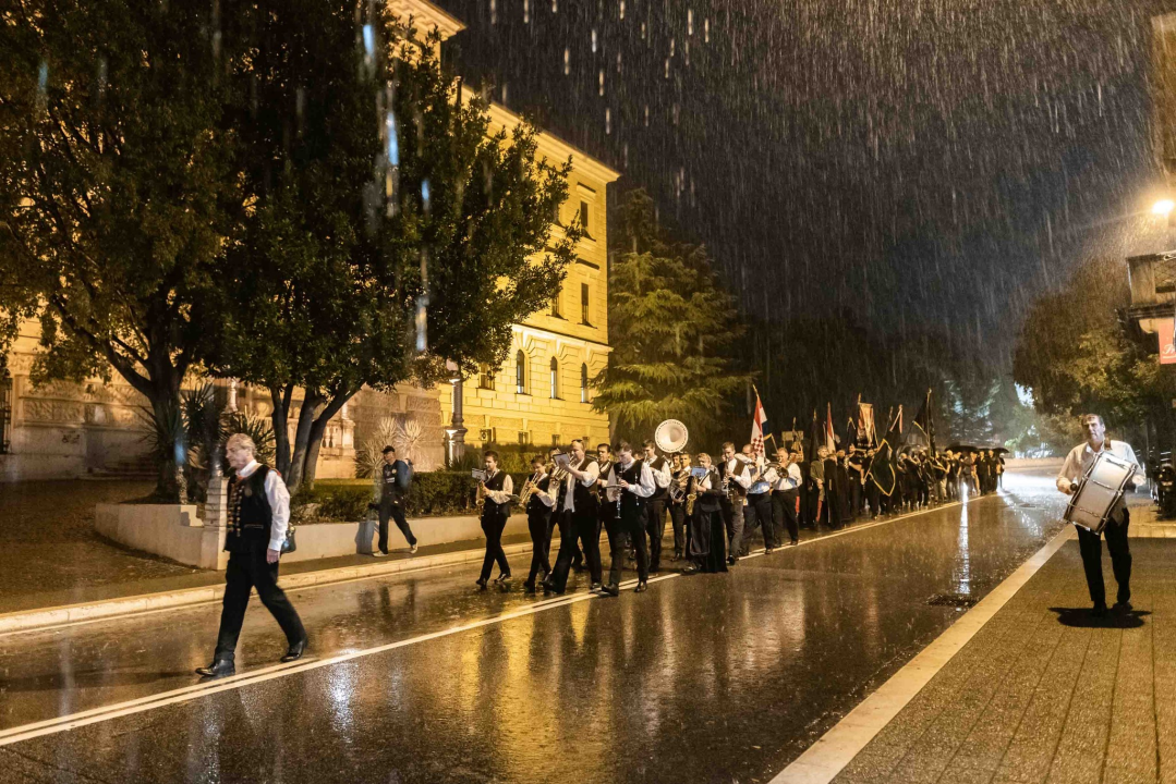 Unatoč prolomu oblaka, grmljavini i pljusku, Šibenčani pokazali koliko im znači Rujanski rat 