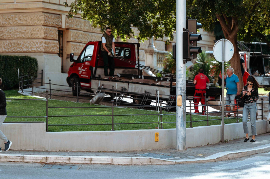 Zgrada suda i travnjaci od jutros u potpunosti opasani ogradom: Teško će se više tamo šetati kućni ljubimci 