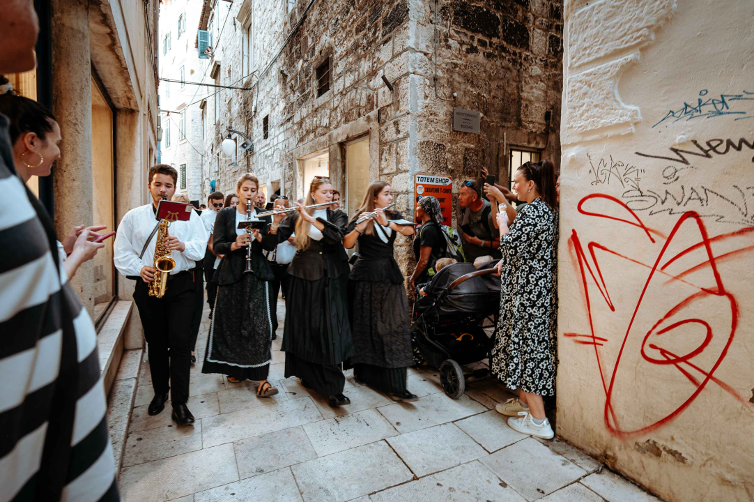 Promenada Šibenske narodne glazbe starom gradskom jezgrom oduševila prolaznike