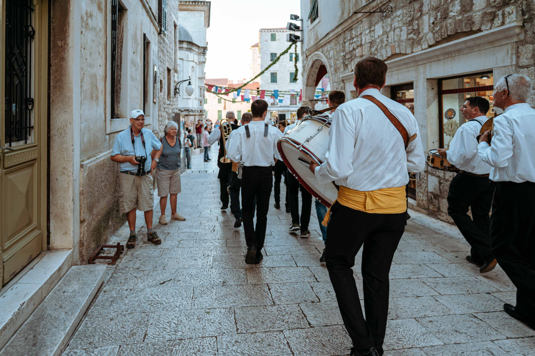 Promenada Šibenske narodne glazbe starom gradskom jezgrom oduševila prolaznike