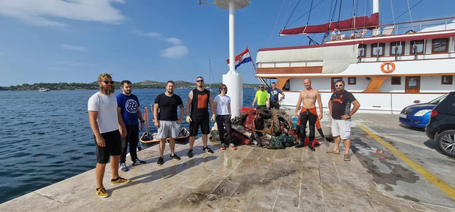 Jutros povodom Dana grada čišćeno podmorje šibenske rive: Među puno smeća pronađena pa deaktivirana ručna bomba