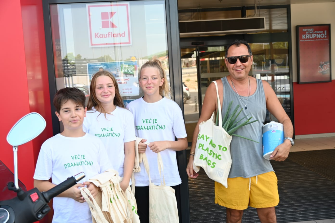 Podjelom platnenih vrećica završen prvi dio kampanje 'Već je dramatično - izbacimo plastično'