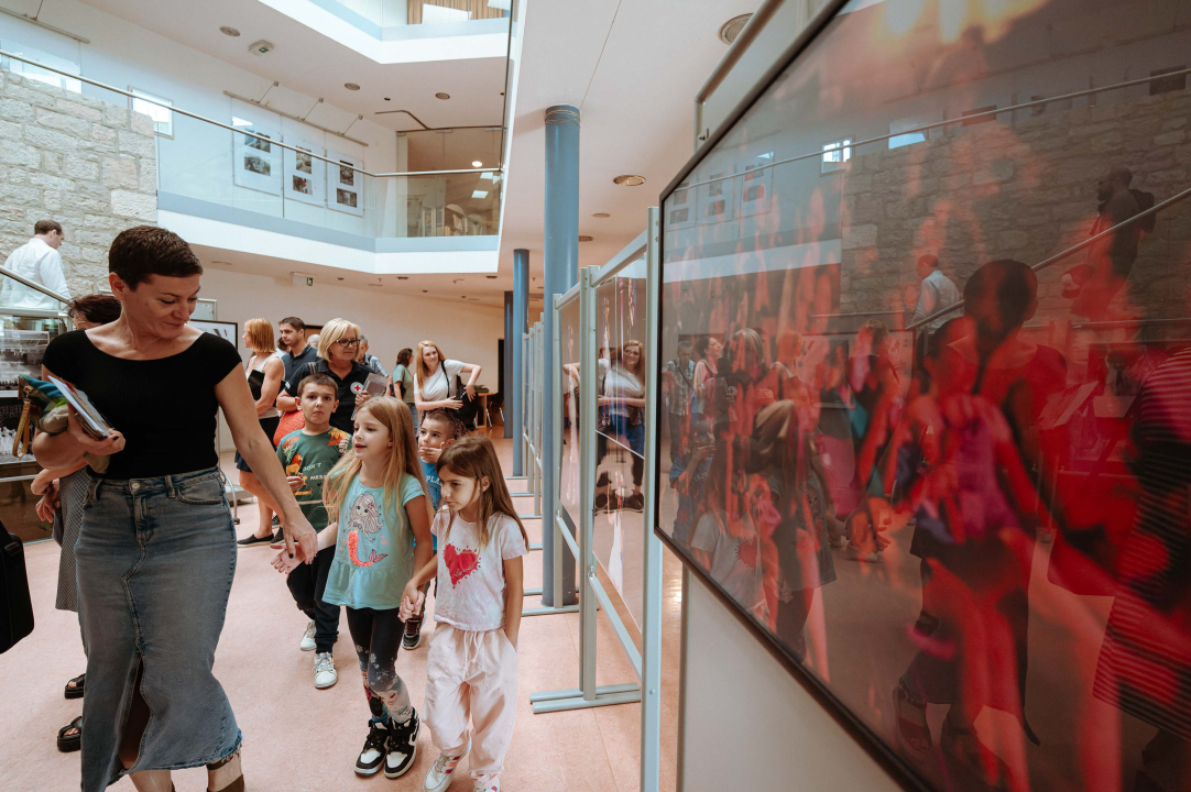 Svako dijete treba mir: U knjižnici predavanje o migrantima u lokalnoj zajednici i izložba ratnog MDF-a