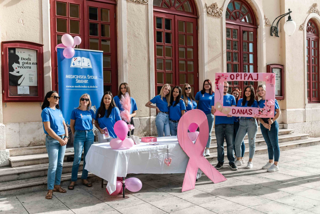 Učenici Medicinske škole ispred kazališta poručuju: Opipaj danas!