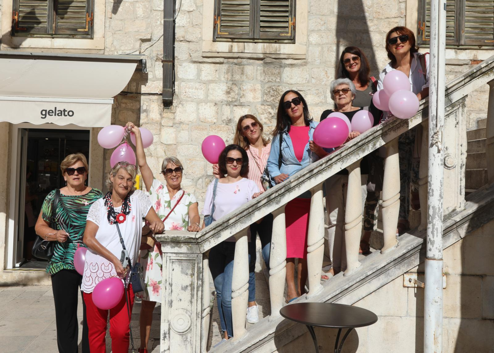 Šetnji s ružičastim vrpcama pridružili se i igrači Šibenke