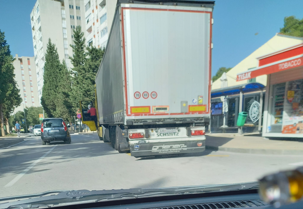 Opet nevolje s kamionima niz gimnaziju: Srećom, ovaj put je relativno brzo riješena stvar