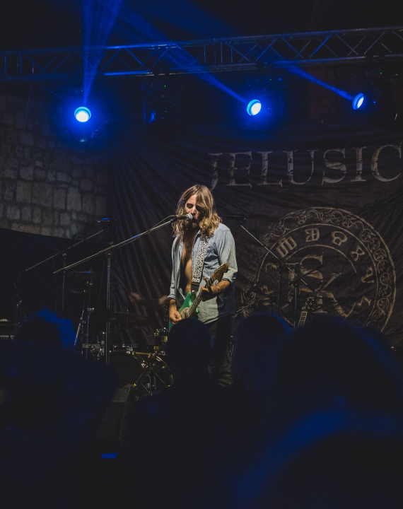 Dino Jelusić zatvorio ‘Bablje ljeto’ u Šibeniku, pogledajte atmosferu s koncerta