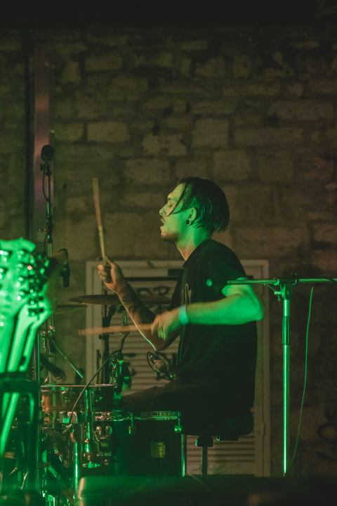 Dino Jelusić zatvorio ‘Bablje ljeto’ u Šibeniku, pogledajte atmosferu s koncerta