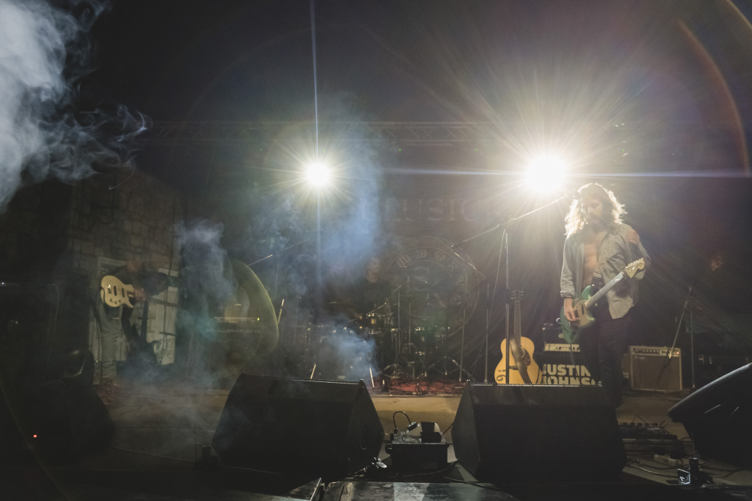 Dino Jelusić zatvorio ‘Bablje ljeto’ u Šibeniku, pogledajte atmosferu s koncerta