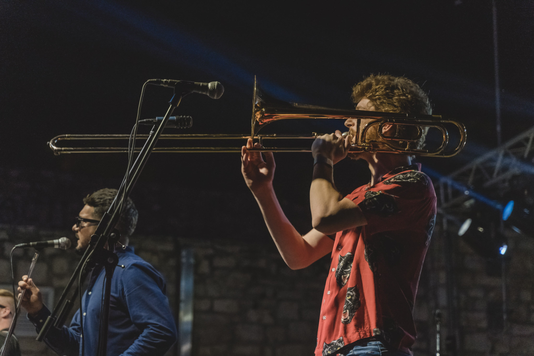 Dino Jelusić zatvorio ‘Bablje ljeto’ u Šibeniku, pogledajte atmosferu s koncerta