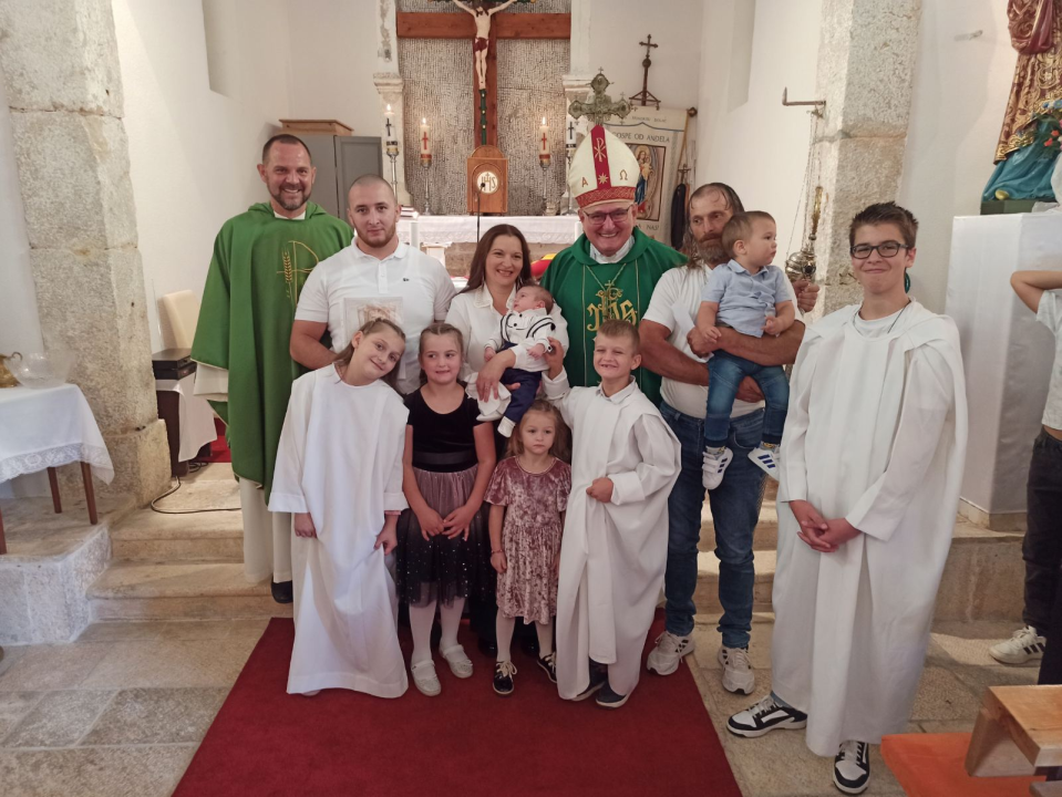 Biskup Rogić krstio šesto dijete obitelji Bačić