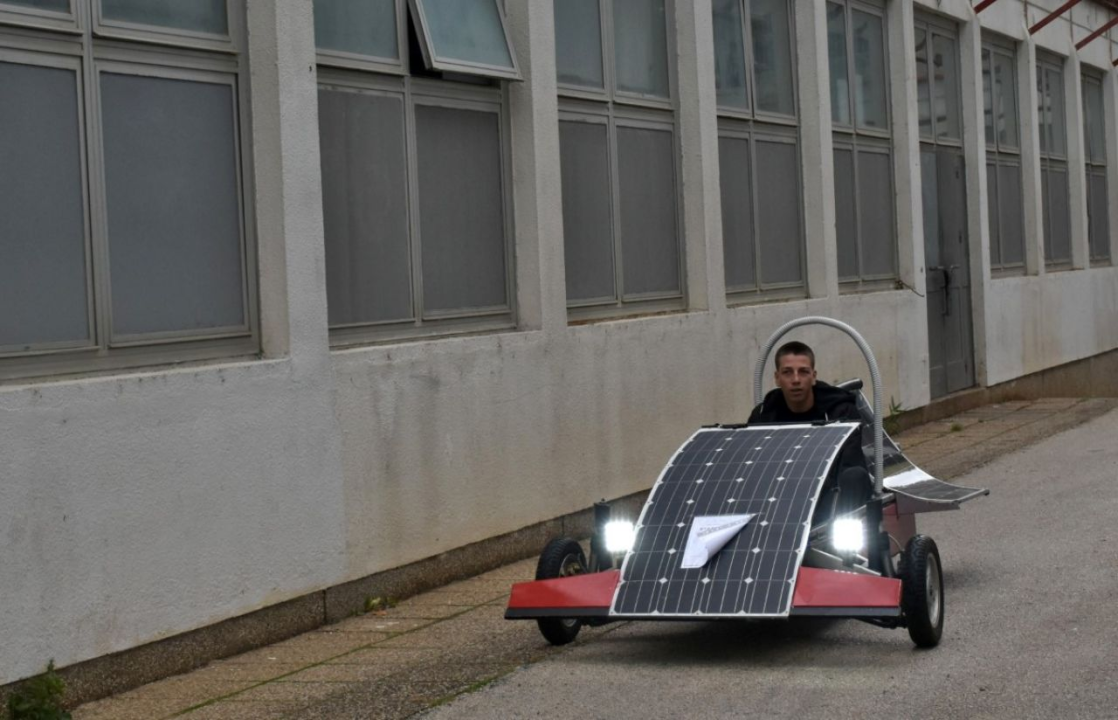 Jelić kod mladih inovatora iz Knina koji su solarnim automobilom osvojili prvo mjesto