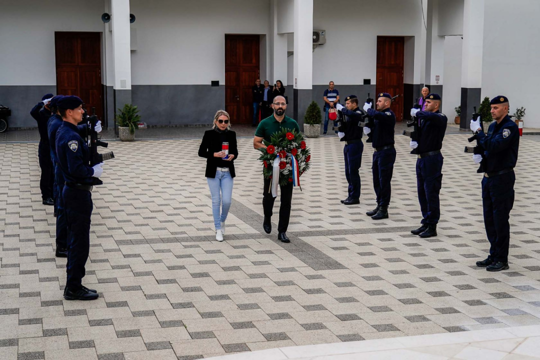 Predstavnici Grada i Županije položili vijence i zapalili svijeće na Kvanju