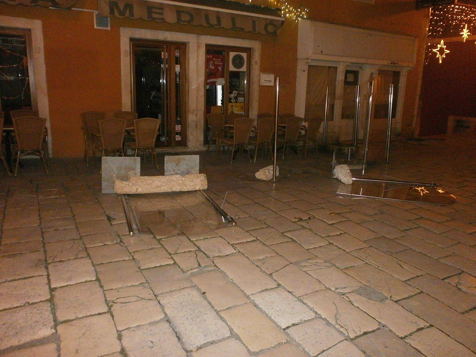 Olujni vjetar napravio kaos po gradu: Srušen rasvjetni stup na Starom pazaru, motori 'polegli' na Baldekinu...