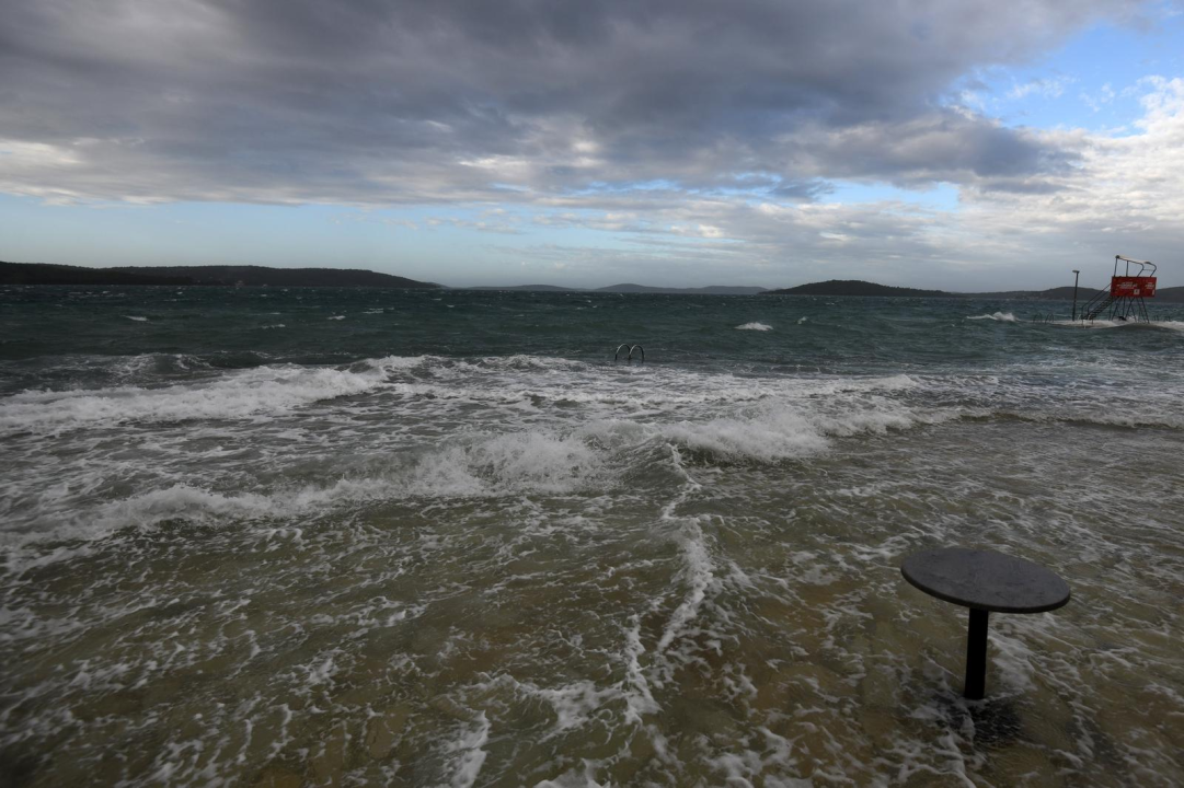 Posljedice olujnog nevremena: U Šibeniku su jugo i plima poplavili Jadriju i Brodaricu 