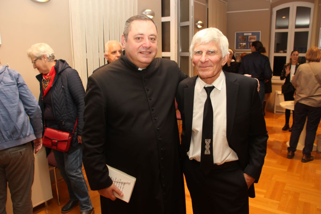 U Vodicama otvorena izložba posvećena don Frani Šimatu