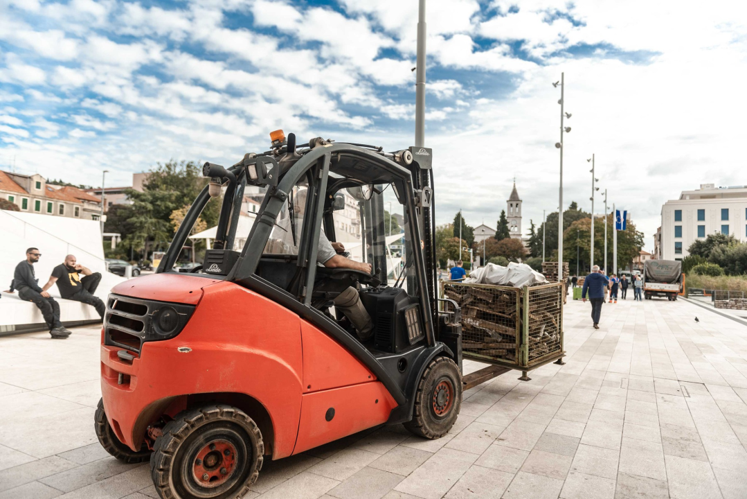 Postavlja se klizalište na šibenskoj Poljani, uskoro otvorenje 