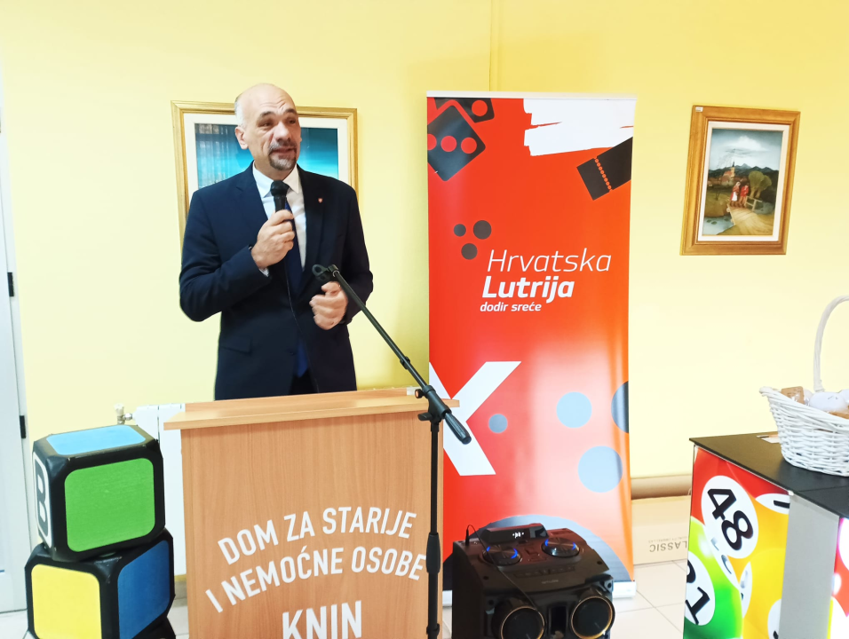 U kninskom Domu za starije organizirana tombola: 'Prvi put u svoje 93 godine sam osvojila nešto'