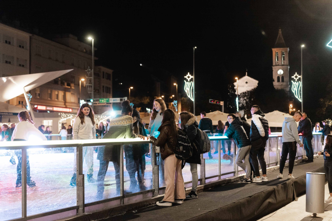 Šibenčani proklizali: Otvorena atraktivna ledena površina na Poljani 