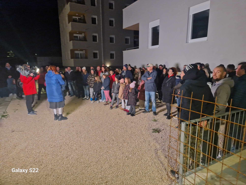 Miran prosvjed još uvijek budućih stanara POS-ovih stanova na Biocima: Plaćaju kredite, ali ključ nikako da dobiju. Zato plaćaju i podstanarstvo