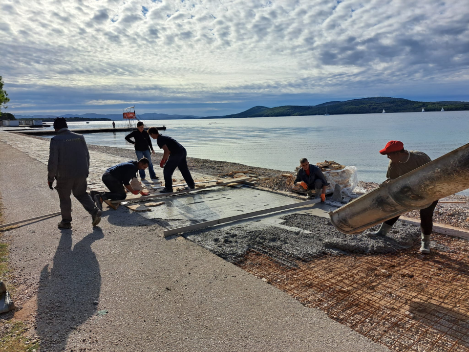 Na jadrijskoj šetnici postavljen novi benkovački kamen, na Krapnju sanirano mulo