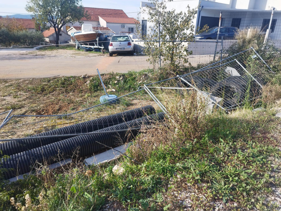Vozačica u Ražinama udarila u vozilo ispred, sletjela s ceste, probila ogradu i završila u zidu kuće