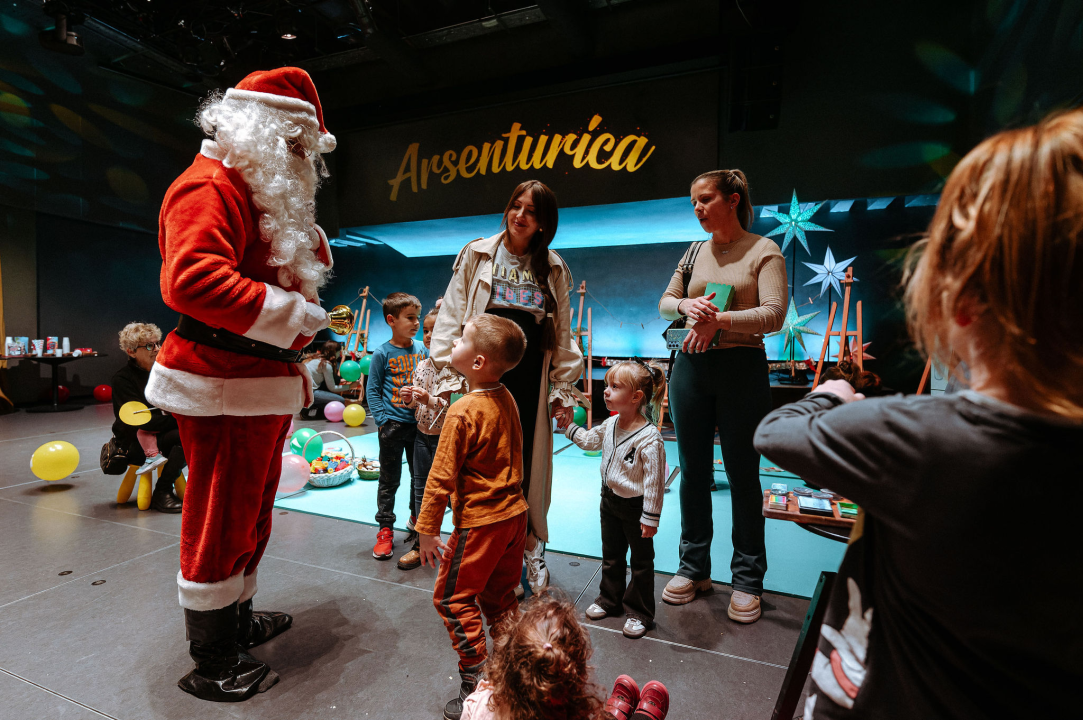 Arsenturica pun pogodak: Djeca uživala u radionicama i predstavi, a posjetio ih je i Djed Božićnjak