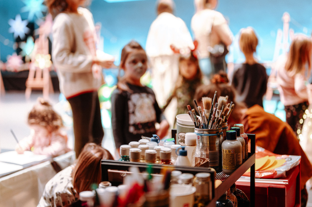 Arsenturica pun pogodak: Djeca uživala u radionicama i predstavi, a posjetio ih je i Djed Božićnjak