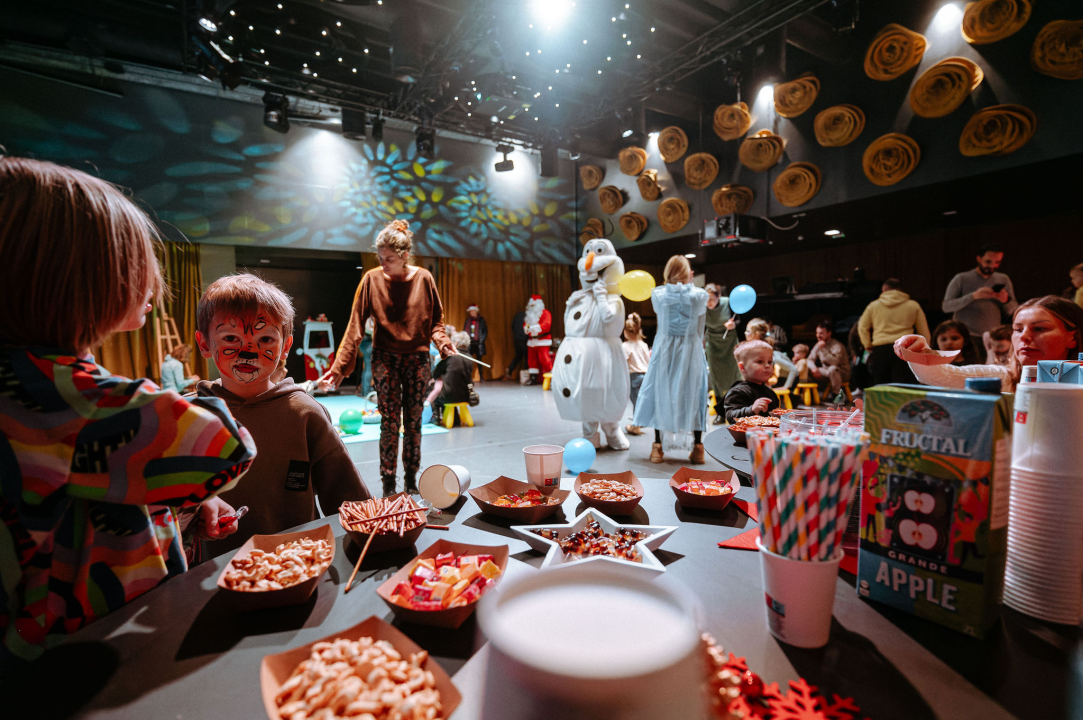 Arsenturica pun pogodak: Djeca uživala u radionicama i predstavi, a posjetio ih je i Djed Božićnjak