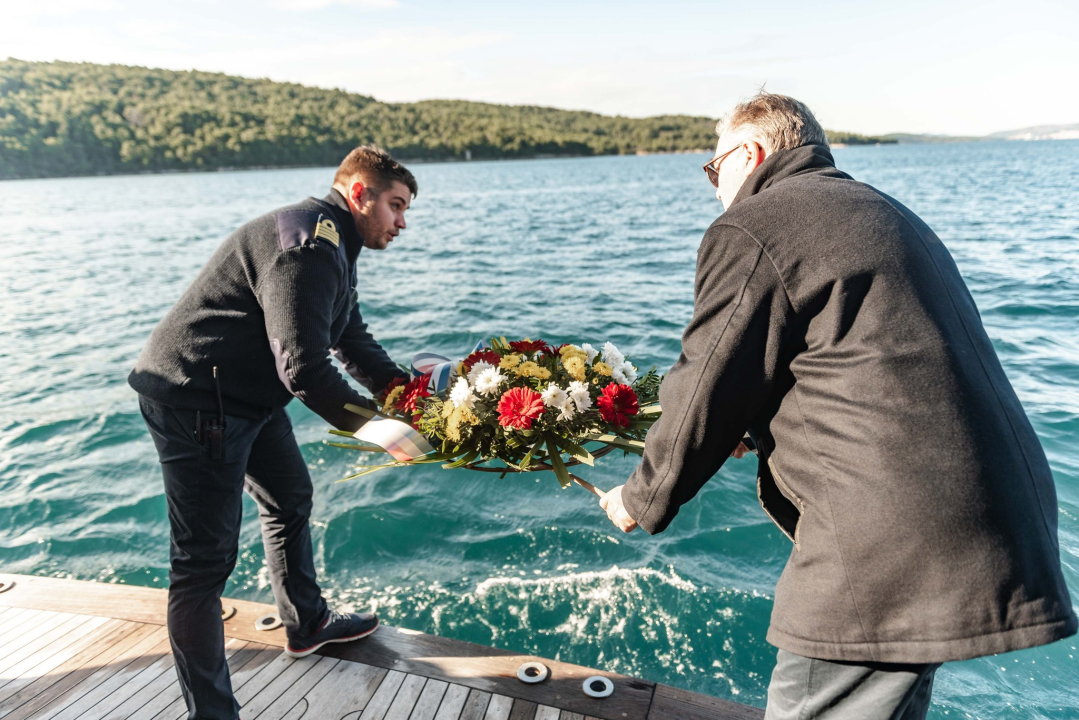 U šibenskom akvatoriju položeni vijenci u čast poginulih i nestalih hrvatskih pomoraca