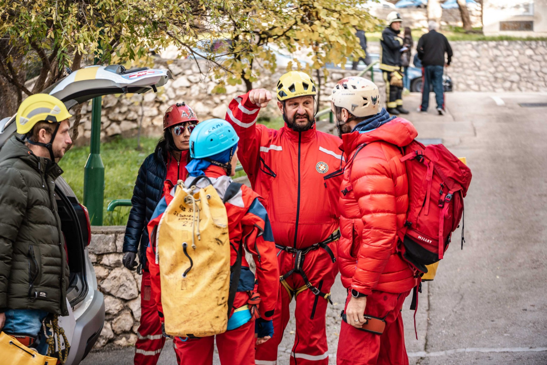 Živahno je bilo u Cvjetnom domu: 'Intervenirali' vatrogasci, HGSS-ovci, Crveni križ, policija… 