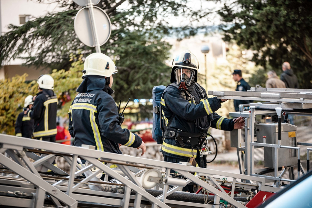 Živahno je bilo u Cvjetnom domu: 'Intervenirali' vatrogasci, HGSS-ovci, Crveni križ, policija… 
