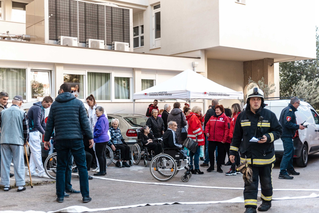 Živahno je bilo u Cvjetnom domu: 'Intervenirali' vatrogasci, HGSS-ovci, Crveni križ, policija… 