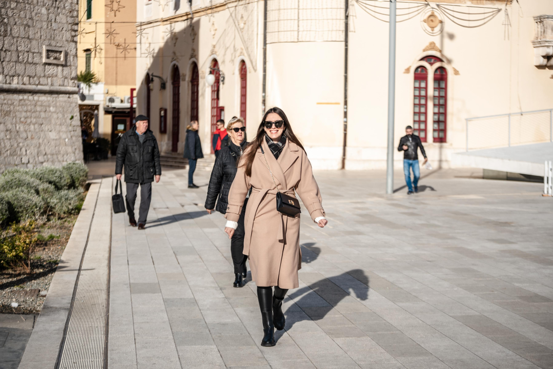 Kako biti trendi i po niskim temperaturama u Šibeniku znaju ove dame!