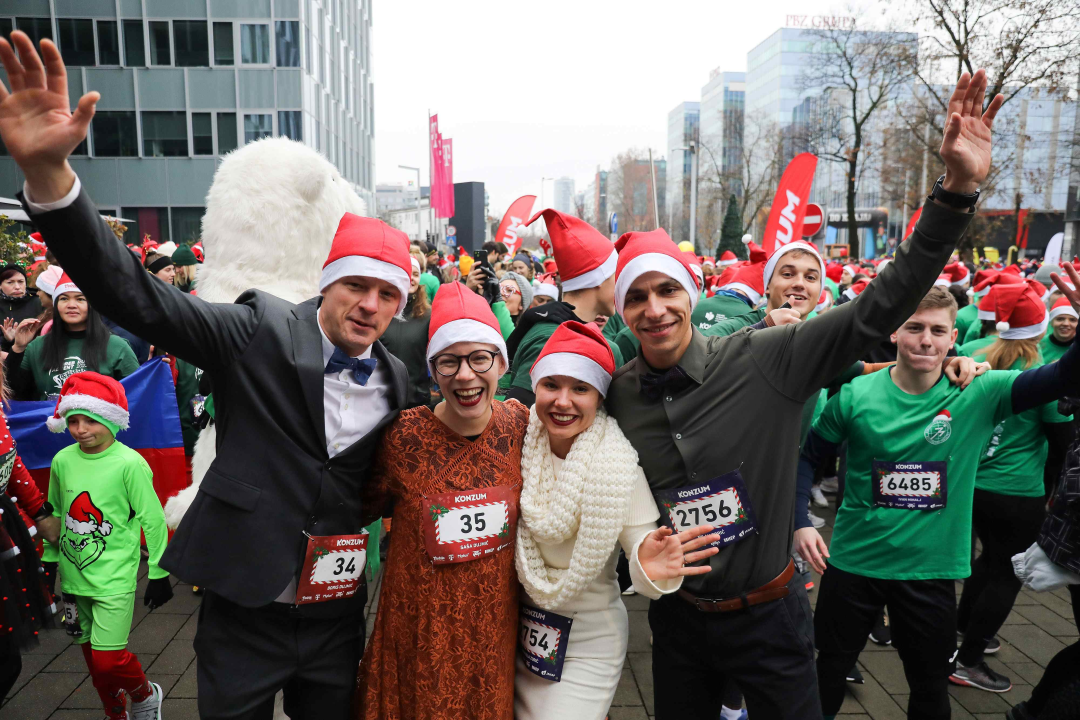 Zagreb Advent Run oborio sve rekorde: Više od 4300 kostimiranih trkača preplavilo ulice