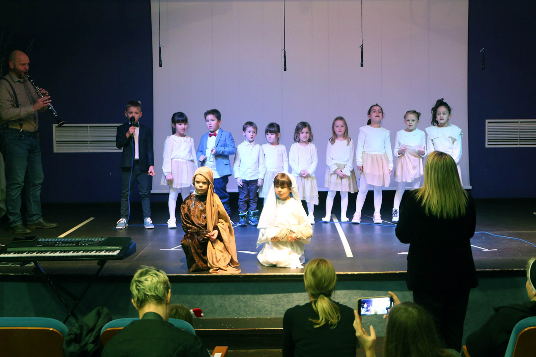 U Katoličkoj školi održana priredba 'Osvijetlimo put do jaslica'