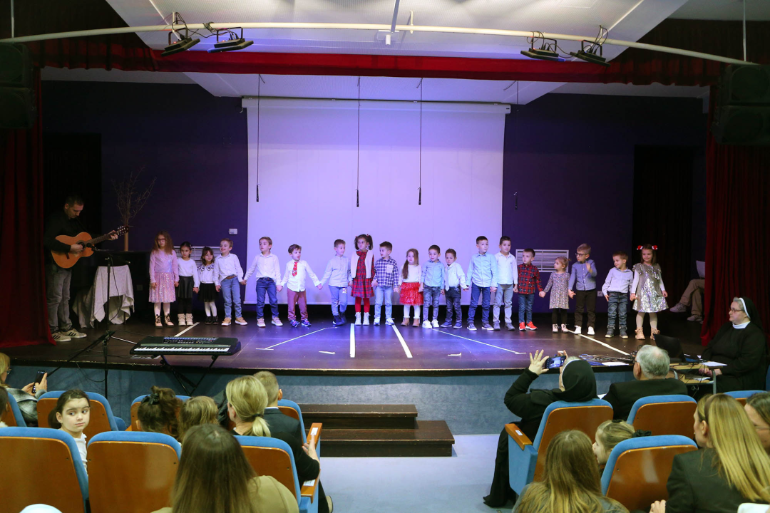 U Katoličkoj školi održana priredba 'Osvijetlimo put do jaslica'