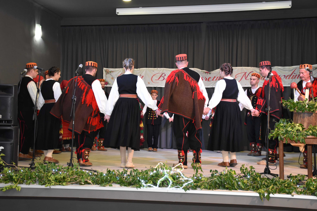 U Unešiću održan božićno-novogodišnji program 'Geni, geni kameni'