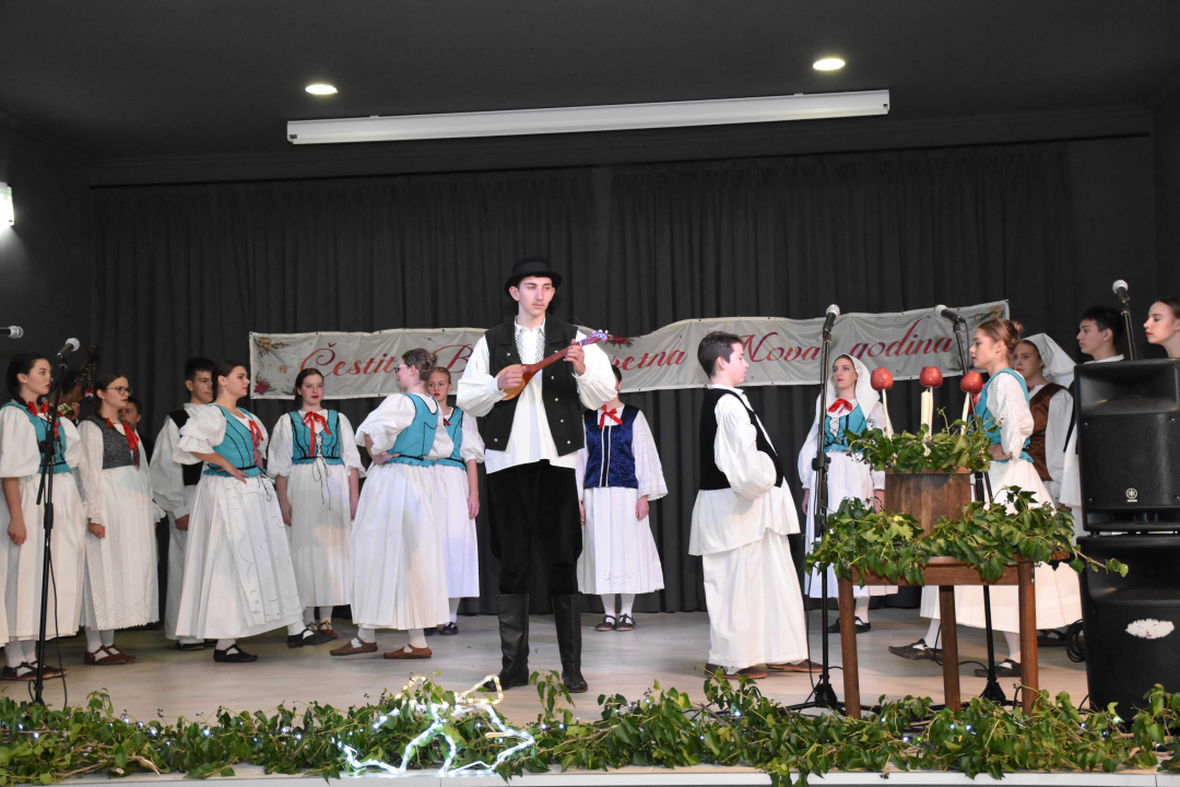 U Unešiću održan božićno-novogodišnji program 'Geni, geni kameni'